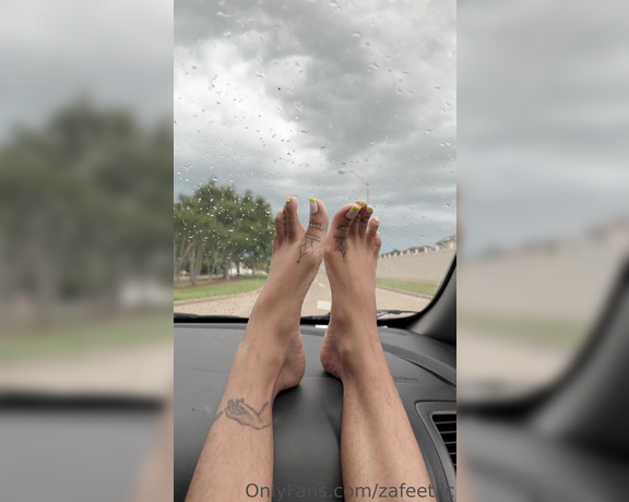Zafeet aka Zafeetllc OnlyFans - Rainy car wiggles for all the foot lovers driving view