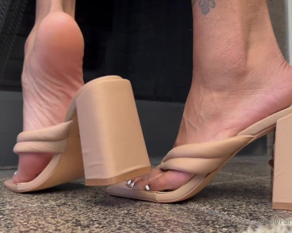 Zafeet aka Zafeetllc OnlyFans - Watch how mommy struts her stuff in these sexy nude heels