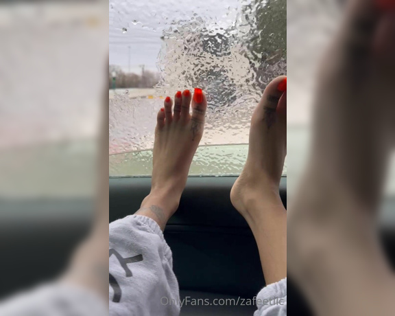 Zafeet aka Zafeetllc OnlyFans - My feet is so cold in this winter storm who’s gonna get them back warm for mama