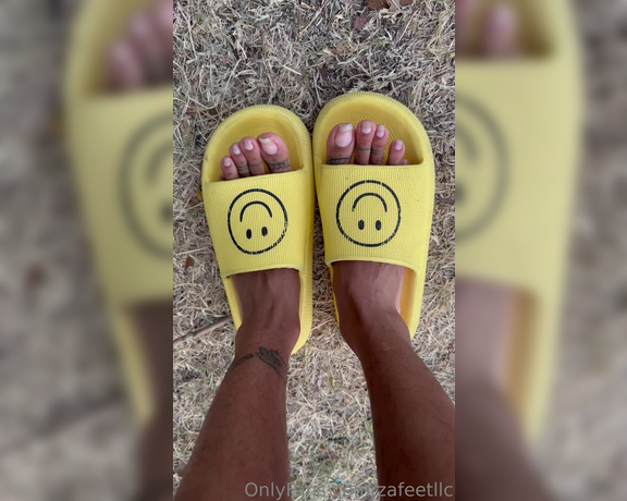 Zafeet aka Zafeetllc OnlyFans - Wiggling my sexy bare long toes in the grass