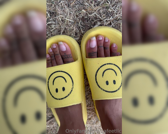 Zafeet aka Zafeetllc OnlyFans - Wiggling my sexy bare long toes in the grass