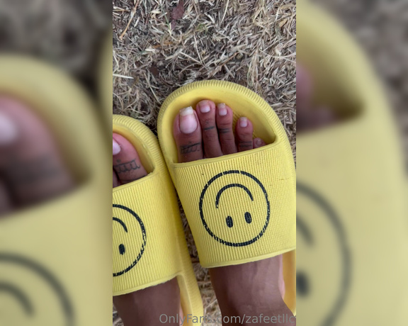 Zafeet aka Zafeetllc OnlyFans - Wiggling my sexy bare long toes in the grass