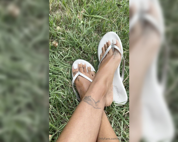 Zafeet aka Zafeetllc OnlyFans - Wiggling these sexy feet out of my flip flops