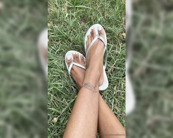 Zafeet aka Zafeetllc OnlyFans - Wiggling these sexy feet out of my flip flops