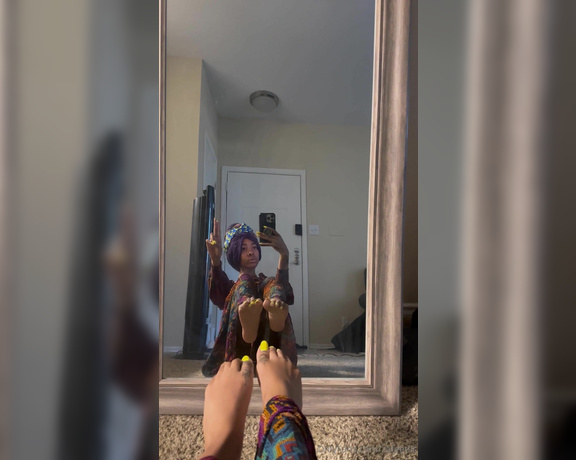 Zafeet aka Zafeetllc OnlyFans - Wiggling these sexy toes in the mirror