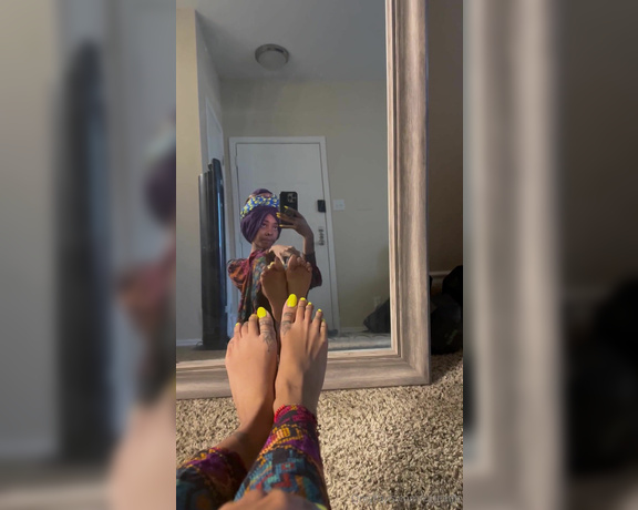 Zafeet aka Zafeetllc OnlyFans - Wiggling these sexy toes in the mirror