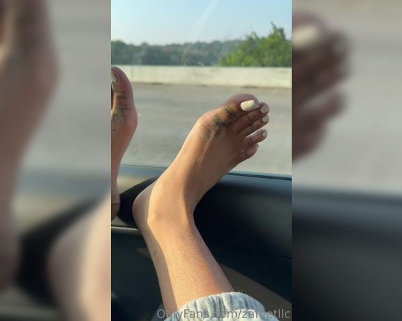 Zafeet aka Zafeetllc OnlyFans - Car window and foot prints vibes tehe