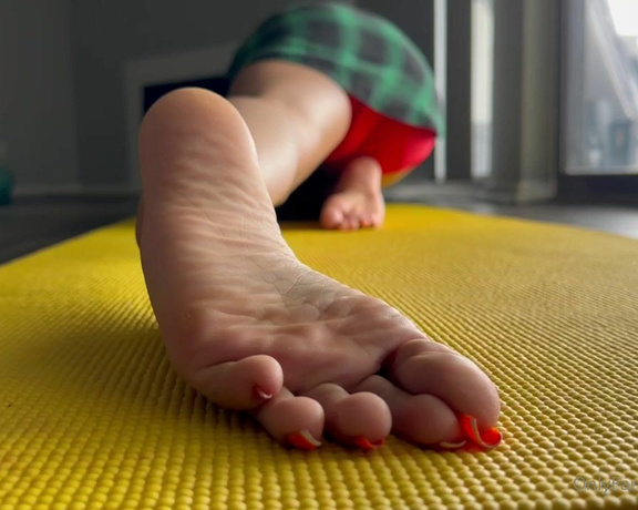 Zafeet aka Zafeetllc OnlyFans - Yoga & soles with your foot Goddess