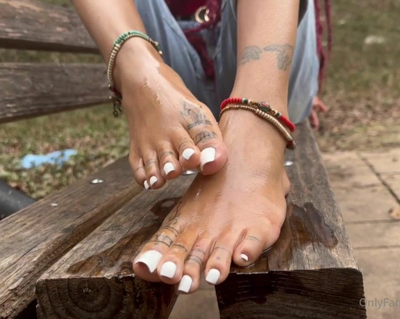 Zafeet aka Zafeetllc OnlyFans - Oily feet on tennis court bench