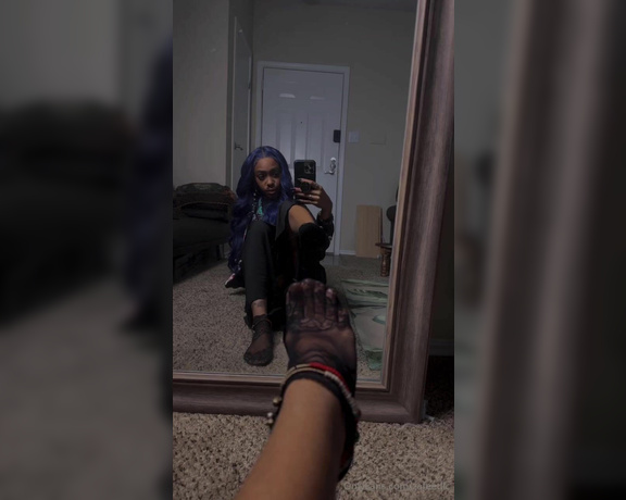 Zafeet aka Zafeetllc OnlyFans - MsSexiness showing out in the mirror