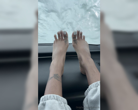 Zafeet aka Zafeetllc OnlyFans - Giving the car wash workers a sexy toe wiggle & scrunch show