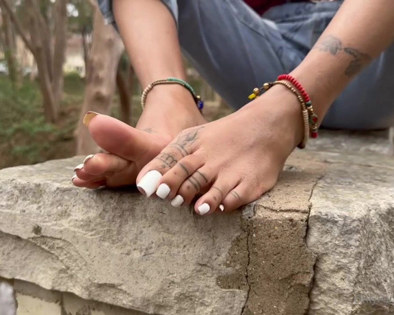 Zafeet aka Zafeetllc OnlyFans - Toe wiggles in public