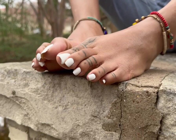 Zafeet aka Zafeetllc OnlyFans - Toe wiggles in public