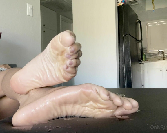 Zafeet aka Zafeetllc OnlyFans - Oily soles