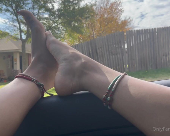 Zafeet aka Zafeetllc OnlyFans - Feet out the window would you come kiss them