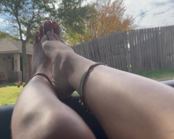 Zafeet aka Zafeetllc OnlyFans - Feet out the window would you come kiss them