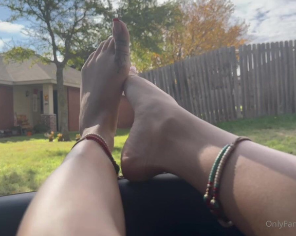 Zafeet aka Zafeetllc OnlyFans - Feet out the window would you come kiss them