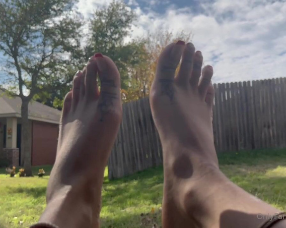 Zafeet aka Zafeetllc OnlyFans - Feet out the window would you come kiss them