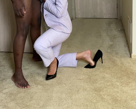 HerGoodTimeInHeels aka Hergoodtimeinheels OnlyFans - Right after work