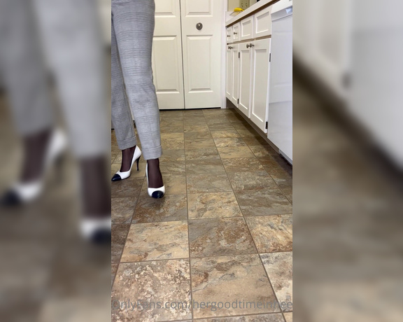 HerGoodTimeInHeels aka Hergoodtimeinheels OnlyFans Video 860