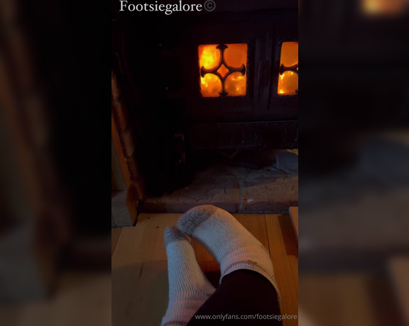 Footsie Galore aka Footsiegalore OnlyFans - Got caught out in the rain in my flip flops so I had to wrap up in warm socks until I could get warm