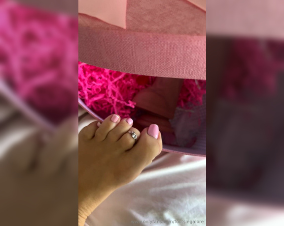 Footsie Galore aka Footsiegalore OnlyFans - Valentines countdown day 2 I mean it’s a Friday it’s just tradition at this point, but what did