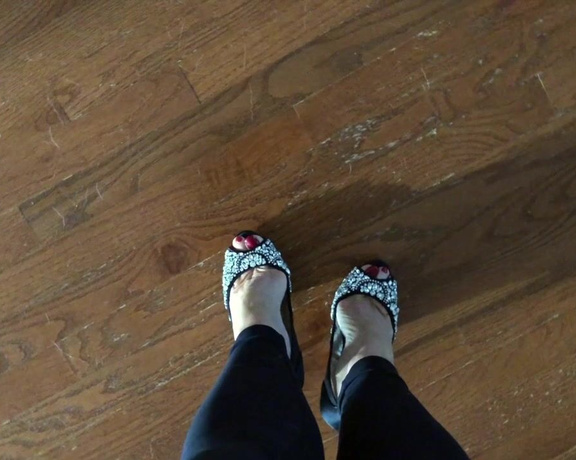 Janet Mason aka Janetmasonfeet OnlyFans - POV Peep Toe High Heels Walking clipshot just now! I just received these sexy shoes as a gift fro