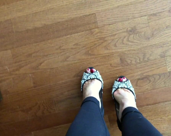 Janet Mason aka Janetmasonfeet OnlyFans - POV Peep Toe High Heels Walking clipshot just now! I just received these sexy shoes as a gift fro