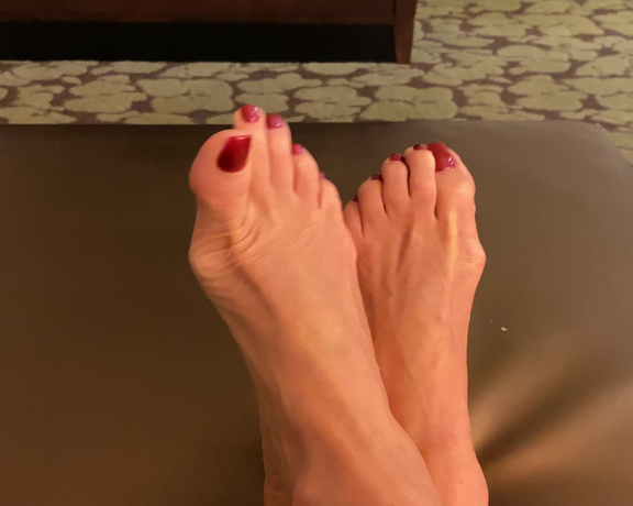 Janet Mason aka Janetmasonfeet OnlyFans - And here’s another 4K clip for fans of my toes! Up close and personal, wiggling them sensually for