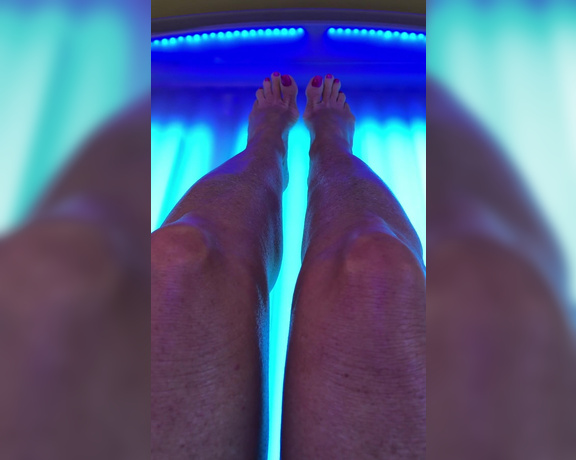 Janet Mason aka Janetmasonfeet OnlyFans - Video of my feet, legs, belly and tits in the tanning bed