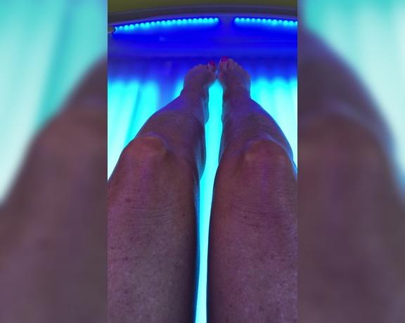 Janet Mason aka Janetmasonfeet OnlyFans - Video of my feet, legs, belly and tits in the tanning bed