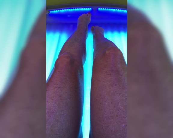 Janet Mason aka Janetmasonfeet OnlyFans - Video of my feet, legs, belly and tits in the tanning bed