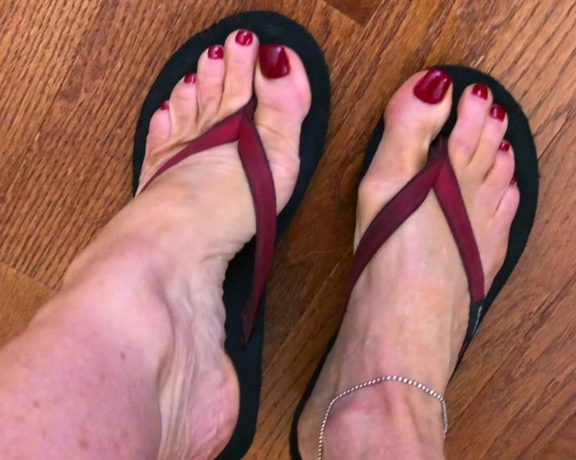 Janet Mason aka Janetmasonfeet OnlyFans - POV Summer Flip Flops Walkshot just now! If you like the sound of flip flops, youll love this