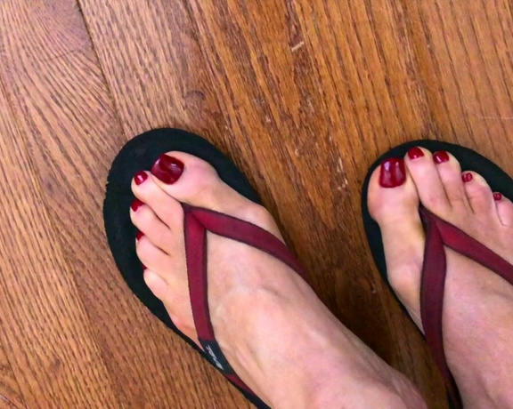 Janet Mason aka Janetmasonfeet OnlyFans - POV Summer Flip Flops Walkshot just now! If you like the sound of flip flops, youll love this