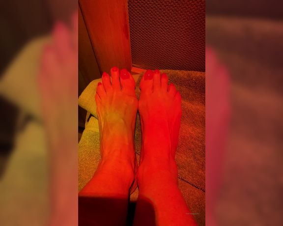 Janet Mason aka Janetmasonfeet OnlyFans - Sauna toes Check out how my polish changes colors #tweetytoes #freshpedi #sexyfeet