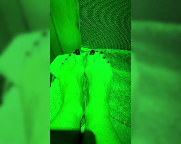 Janet Mason aka Janetmasonfeet OnlyFans - Sauna toes Check out how my polish changes colors #tweetytoes #freshpedi #sexyfeet