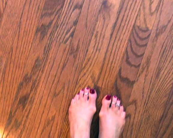 Janet Mason aka Janetmasonfeet OnlyFans - POV Bare Feet & Toe Rings Walking! Its been a long time since Ive worn several toe rings at once