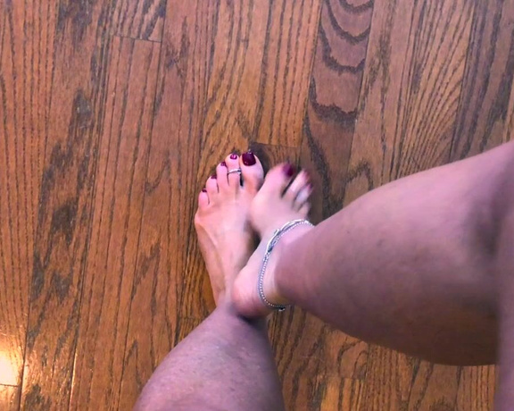 Janet Mason aka Janetmasonfeet OnlyFans - POV Bare Feet & Toe Rings Walking! Its been a long time since Ive worn several toe rings at once