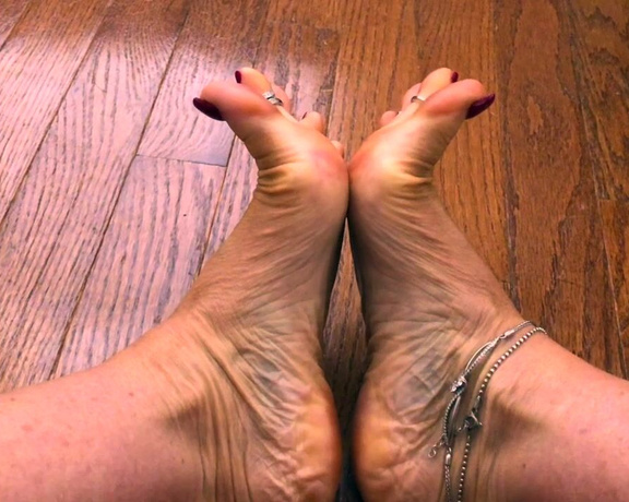 Janet Mason aka Janetmasonfeet OnlyFans - POV Bare Feet & Toe Rings Walking! Its been a long time since Ive worn several toe rings at once