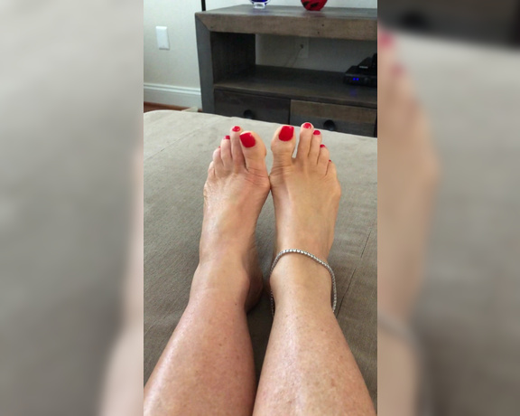 Janet Mason aka Janetmasonfeet OnlyFans - Who wants to suck Mrs Mason’s toes POV video clip