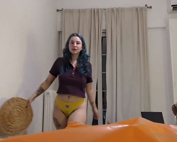 Khalamité aka Khalamite OnlyFans - Pov tu me regardes ranger des trucs en petite culotte pendant que je raconte plein de btises et que