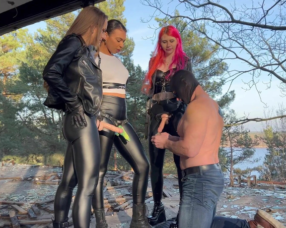 MahoganyQen aka Mahoganyqen OnlyFans - Urbex blowjob orgy with our muscle whore