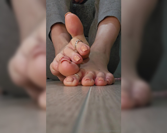 Olga Infinity aka Olganovem OnlyFans - Slowly wiggling toes Beige pedicure 1