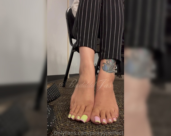 Pinky Perfect aka Pinkyyperfect OnlyFans - Work toes straight outta stinky flats How soft do you think my toes are!