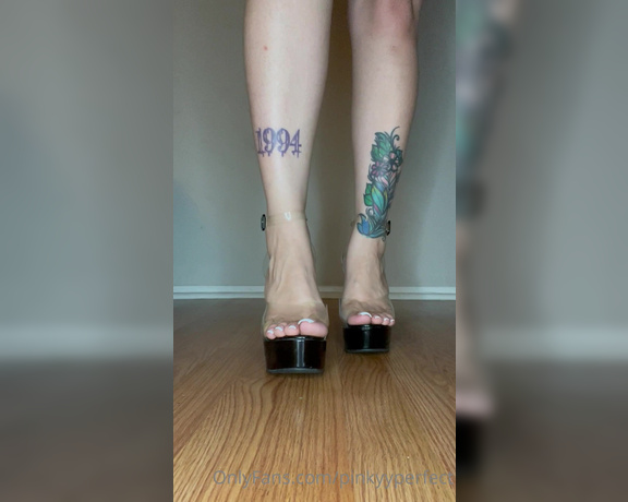 Pinky Perfect aka Pinkyyperfect OnlyFans - Had to run these shoes back in this sexy ass French tip