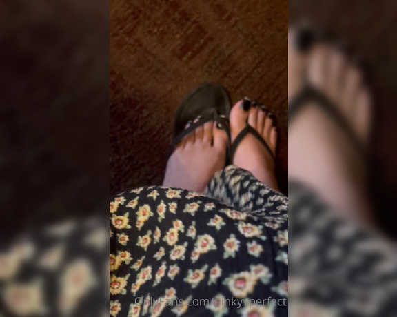 Pinky Perfect aka Pinkyyperfect OnlyFans - Secretly recording my feet under the table at a restaurant What would you do if you saw