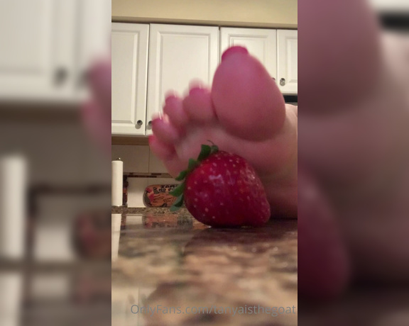 Toestandardsthegoat aka Tanyaisthegoat OnlyFans - Strawberry pick