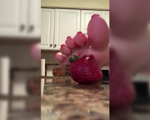 Toestandardsthegoat aka Tanyaisthegoat OnlyFans - Strawberry pick