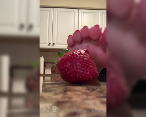 Toestandardsthegoat aka Tanyaisthegoat OnlyFans - Strawberry pick