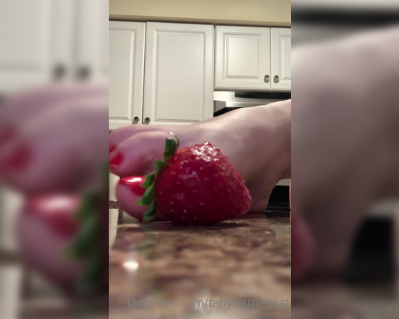 Toestandardsthegoat aka Tanyaisthegoat OnlyFans - Strawberry pick